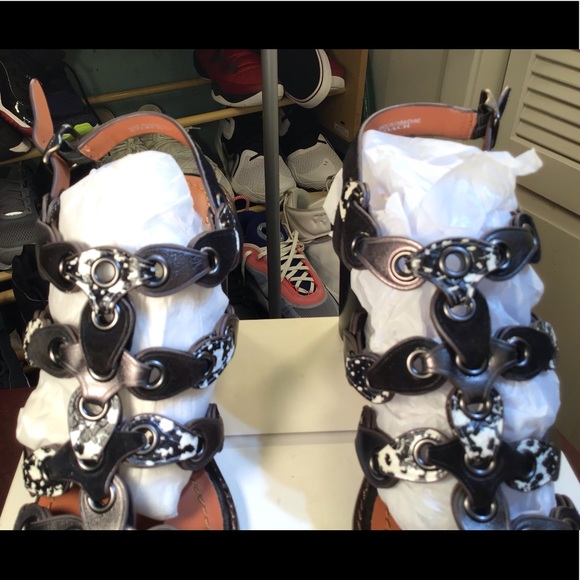 Beautiful Mid Heel Sandal WithCoach Link New without box but come with dust bag - Picture 4 of 16